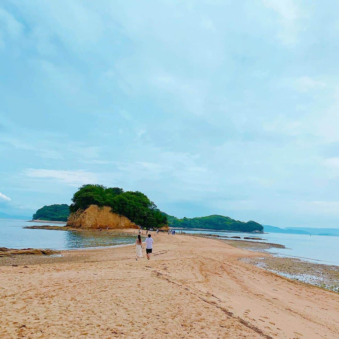 のインスタグラム：「小豆島🍃 . . 去年、香川県に行ってそこからフェリーに乗り、 初めて小豆島に行ってきました☺️ . . 写真見てて、いつか行ってみたいなぁ〜 って憧れてたエンジェルロード👼✨ . . 普段は海なのに時間によって こうして現れる砂浜の道…✨ 幻想的だよね…なんて素敵なの🥺✨ . . #香川県 #小豆島 #離島 #エンジェルロード #エンジェルロード天使の散歩道 #👼」