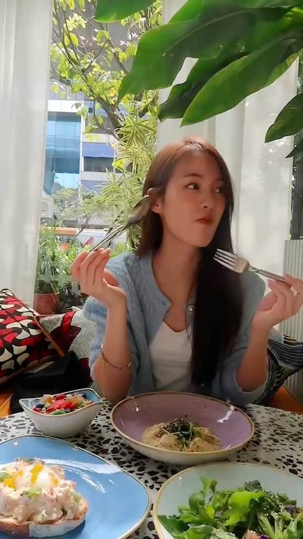 PIMTHAのインスタグラム：「ต้นปีแบบนี้หาอะไรดีๆทำให้ตัวเองกัน 🧸💪🏻  เลย มี vlog สั้นๆ ฉบับบรักสุขภาพมาแชร์ฮะ เพราะปีนี้นอกจากออกกำลังกาย แล้วมีไอเทมออกกำลังหน้าด้วยนะ #FOREOBEARmini กระชับทั้งหน้าและตัวเลยไปเล้ยย ☺️ @foreoth  ตามไปช้อปตามพิมได้เลยนะคะที่นี่เลย https://foreo.se/t74q」