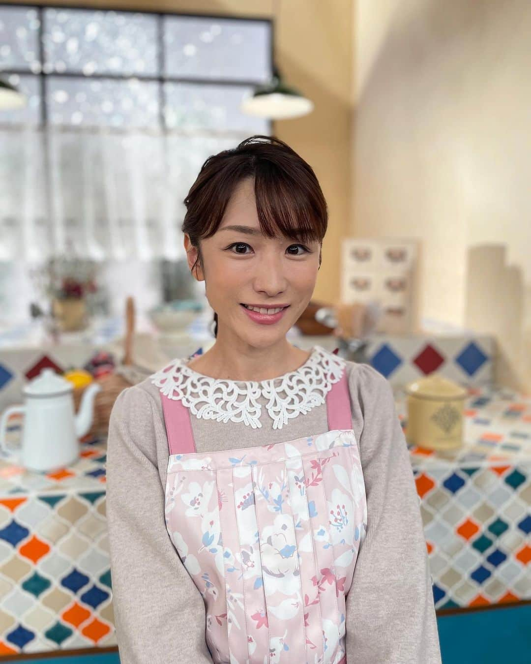 堂真理子さんのインスタグラム写真 - (堂真理子Instagram)「今回の衣装は、  ☆エプロン… #afternoontealiving ☆ニット,スカート… #queenscourt   でした👗✨   #おかずのクッキング #衣装 #番組衣装 #エプロン  #堂真理子 #テレビ朝日 #アナウンサー」1月15日 20時32分 - mariko_do