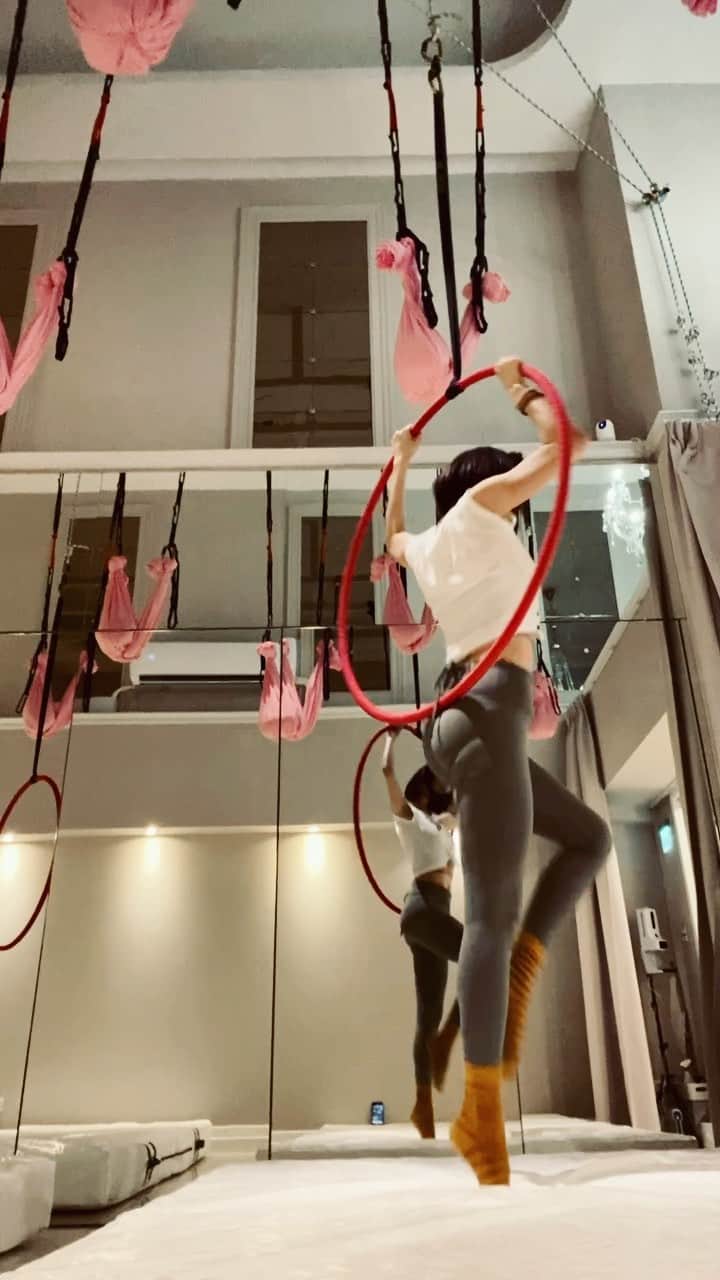 特蕾沙（Teresa）のインスタグラム：「初次與空中環相遇的體驗  內心雀躍  且 頭暈目眩  🤣  週末愉快!  #累並快樂著❤️‍🔥 #啟動到我弱弱的背🤷‍♀️ #特特的練飛日記」