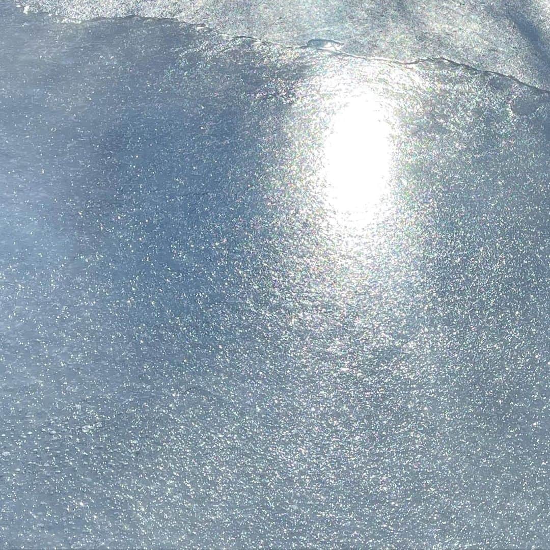 ハユンさんのインスタグラム写真 - (ハユンInstagram)「평소에 강이나 호수에 비치는 윤슬을 보는걸 참 좋아라하는데  얼어있는 강에 보이는 윤슬도 어쩜 이리 예쁜지 ❄️」1月15日 11時57分 - leehwasi