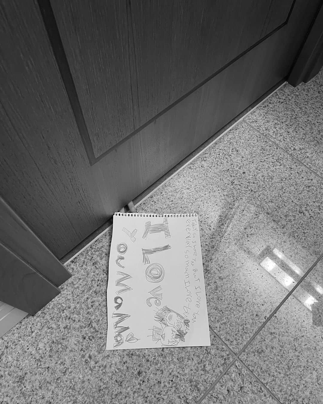 平大路えみのインスタグラム：「トイレ中、ドアの下からお届け物💌🤲🏻  鍵を閉めていないと、なんのためらいもなく開けてきて、 わたしの目の前で、姉妹そろって仁王立ちで、見て待ってるの、もうそろそろやめてほしいな👭🏻」