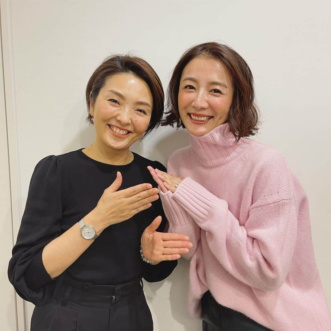 澤田泉美さんのインスタグラム写真 - (澤田泉美Instagram)「正月休み、沢山まったりゆっくりできまして 遅めの仕事はじめでした🥰🥰🥰  今年初仕事は、 @reina.official さんと❤️  去年はじめましてだったのに、 こんなにもまたすぐにお会いできるなんて❤️ 嬉しい仕事はじめでした！  ご縁に感謝🙏💕  今年は、なかなか立ち上がりが遅かったのですが、（年末から年始にかけてが充実しすぎて、だいぶ引きずっておりました笑）  やっとこさお仕事スイッチが入りましたので、 邁進してまいります🤣🤣🤣‼️  皆様、本年もどうぞ宜しくお願い致します。  #仕事はじめ#撮影 #ありがとうございました #私服 #knit#madisonblue #skirt#hbeautyandyouth #boots#珍しく#笑 #三児の母」1月15日 12時14分 - izumi.sawada