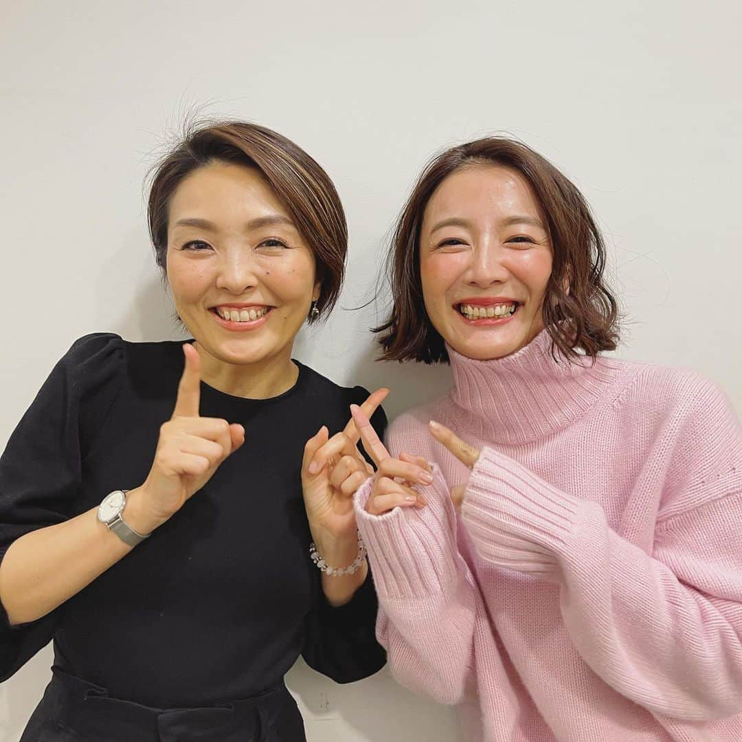 澤田泉美さんのインスタグラム写真 - (澤田泉美Instagram)「正月休み、沢山まったりゆっくりできまして 遅めの仕事はじめでした🥰🥰🥰  今年初仕事は、 @reina.official さんと❤️  去年はじめましてだったのに、 こんなにもまたすぐにお会いできるなんて❤️ 嬉しい仕事はじめでした！  ご縁に感謝🙏💕  今年は、なかなか立ち上がりが遅かったのですが、（年末から年始にかけてが充実しすぎて、だいぶ引きずっておりました笑）  やっとこさお仕事スイッチが入りましたので、 邁進してまいります🤣🤣🤣‼️  皆様、本年もどうぞ宜しくお願い致します。  #仕事はじめ#撮影 #ありがとうございました #私服 #knit#madisonblue #skirt#hbeautyandyouth #boots#珍しく#笑 #三児の母」1月15日 12時14分 - izumi.sawada