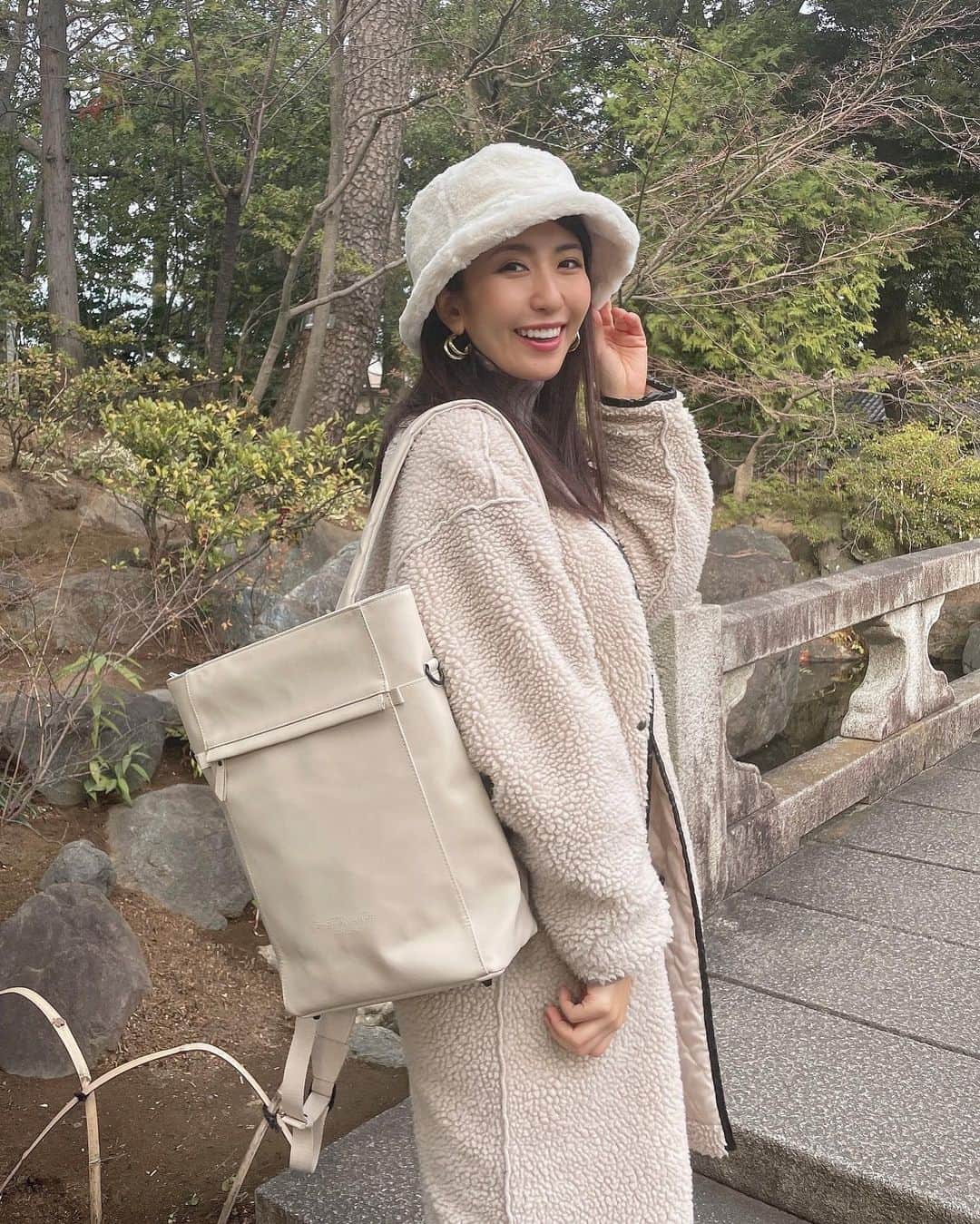 mimiのインスタグラム：「White×Brown🤍🤎  服も小物もWhiteが好き♡  @gastonluga のトーテ バックパックにもショルダーバッグにもなって便利すぎて重宝🥺  🎊🎍ガストンルーガ初売りキャンペーン開催中だよ🎍🎊  バックパックご購入につき 人気の小物2点（ミニ財布＆トートバッグ）を無料プレゼントしてるみたい🥰（期間・数量限定）  💡公式サイトで15%offディスカウントコード→ chanmi1　　 ●公式オンラインストア　http://gastonluga.com  ☑︎送料無料 ☑︎安心の国内配送 ・ #Carryyourlifeeffortlessly  #GastonLuga #ガストンルーガ #バックパック #mimi服 #冬コーデ #もこもこコーデ #もこもこハット #ホワイト好き #大人カジュアル #バケハ #バケハコーデ #もこもこバケハ #ootd #outfitoftheday #instafashion #fashionista #데일리룩　#패션」