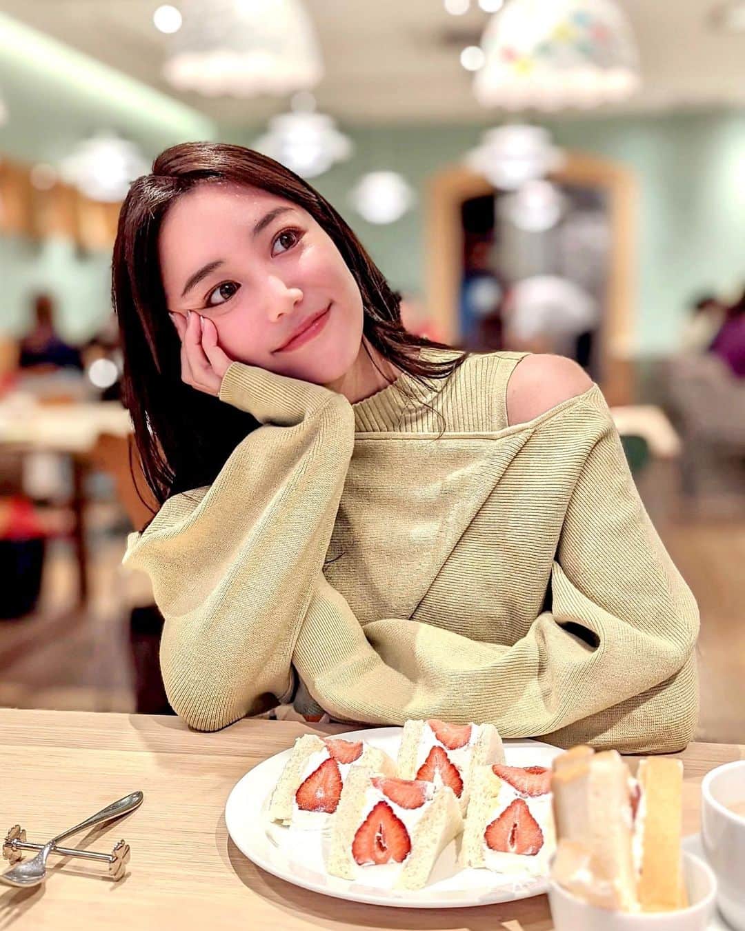 石井里奈さんのインスタグラム写真 - (石井里奈Instagram)「こんにちは♥️ . 今日は私が大好きなランチスポット✨銀座一丁目にある @centre_the_bakery へ💕 . サンドイッチなら私はここのが1番好き！❤とくにこのフィレカツサンドはお肉低温調理した？ってくらい柔らかくてジューシーで必ず頼みます🐷🎶 . ただ、今回は期間限定のあまおうサンドが大本命🍓❤ 本当に苺が甘くて最高に美味しくて、クリームがふわふわで、パンがもちもち！美味しすぎて笑顔が弾けるとはこのこと🙋‍♀️✨笑 . また期間内に食べにいきたいです💕 今日も素敵な一日を❤️ . #りなまるグルメ #グルメ #グルメ女子 #フルーツサンド #いちご #いちごスイーツ #苺サンド #サンドイッチ #食パン専門店 #銀座ランチ #セントルザベーカリー #centrethebakery #カツサンド #sandwich #strawberry #strawberrysandwich #苺 #苺スイーツ #happy #smile #笑顔 #グルメスタグラム #ginza #女子会 #東京ランチ #東京グルメ #visittokyo #tokyo #japanesegirl #tokyocafe」1月15日 12時27分 - ri7tin1025