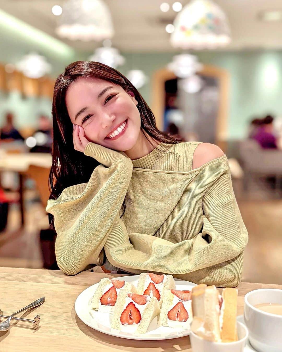 石井里奈さんのインスタグラム写真 - (石井里奈Instagram)「こんにちは♥️ . 今日は私が大好きなランチスポット✨銀座一丁目にある @centre_the_bakery へ💕 . サンドイッチなら私はここのが1番好き！❤とくにこのフィレカツサンドはお肉低温調理した？ってくらい柔らかくてジューシーで必ず頼みます🐷🎶 . ただ、今回は期間限定のあまおうサンドが大本命🍓❤ 本当に苺が甘くて最高に美味しくて、クリームがふわふわで、パンがもちもち！美味しすぎて笑顔が弾けるとはこのこと🙋‍♀️✨笑 . また期間内に食べにいきたいです💕 今日も素敵な一日を❤️ . #りなまるグルメ #グルメ #グルメ女子 #フルーツサンド #いちご #いちごスイーツ #苺サンド #サンドイッチ #食パン専門店 #銀座ランチ #セントルザベーカリー #centrethebakery #カツサンド #sandwich #strawberry #strawberrysandwich #苺 #苺スイーツ #happy #smile #笑顔 #グルメスタグラム #ginza #女子会 #東京ランチ #東京グルメ #visittokyo #tokyo #japanesegirl #tokyocafe」1月15日 12時27分 - ri7tin1025