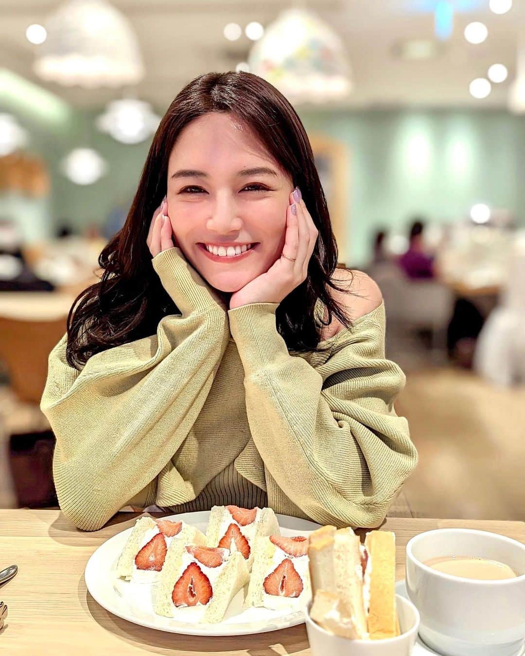 石井里奈さんのインスタグラム写真 - (石井里奈Instagram)「こんにちは♥️ . 今日は私が大好きなランチスポット✨銀座一丁目にある @centre_the_bakery へ💕 . サンドイッチなら私はここのが1番好き！❤とくにこのフィレカツサンドはお肉低温調理した？ってくらい柔らかくてジューシーで必ず頼みます🐷🎶 . ただ、今回は期間限定のあまおうサンドが大本命🍓❤ 本当に苺が甘くて最高に美味しくて、クリームがふわふわで、パンがもちもち！美味しすぎて笑顔が弾けるとはこのこと🙋‍♀️✨笑 . また期間内に食べにいきたいです💕 今日も素敵な一日を❤️ . #りなまるグルメ #グルメ #グルメ女子 #フルーツサンド #いちご #いちごスイーツ #苺サンド #サンドイッチ #食パン専門店 #銀座ランチ #セントルザベーカリー #centrethebakery #カツサンド #sandwich #strawberry #strawberrysandwich #苺 #苺スイーツ #happy #smile #笑顔 #グルメスタグラム #ginza #女子会 #東京ランチ #東京グルメ #visittokyo #tokyo #japanesegirl #tokyocafe」1月15日 12時27分 - ri7tin1025