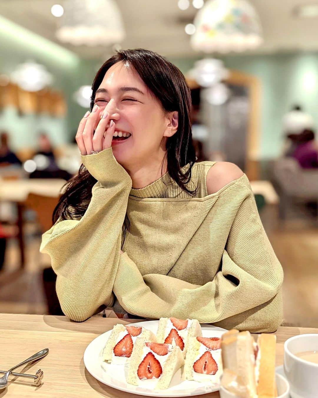 石井里奈さんのインスタグラム写真 - (石井里奈Instagram)「こんにちは♥️ . 今日は私が大好きなランチスポット✨銀座一丁目にある @centre_the_bakery へ💕 . サンドイッチなら私はここのが1番好き！❤とくにこのフィレカツサンドはお肉低温調理した？ってくらい柔らかくてジューシーで必ず頼みます🐷🎶 . ただ、今回は期間限定のあまおうサンドが大本命🍓❤ 本当に苺が甘くて最高に美味しくて、クリームがふわふわで、パンがもちもち！美味しすぎて笑顔が弾けるとはこのこと🙋‍♀️✨笑 . また期間内に食べにいきたいです💕 今日も素敵な一日を❤️ . #りなまるグルメ #グルメ #グルメ女子 #フルーツサンド #いちご #いちごスイーツ #苺サンド #サンドイッチ #食パン専門店 #銀座ランチ #セントルザベーカリー #centrethebakery #カツサンド #sandwich #strawberry #strawberrysandwich #苺 #苺スイーツ #happy #smile #笑顔 #グルメスタグラム #ginza #女子会 #東京ランチ #東京グルメ #visittokyo #tokyo #japanesegirl #tokyocafe」1月15日 12時27分 - ri7tin1025