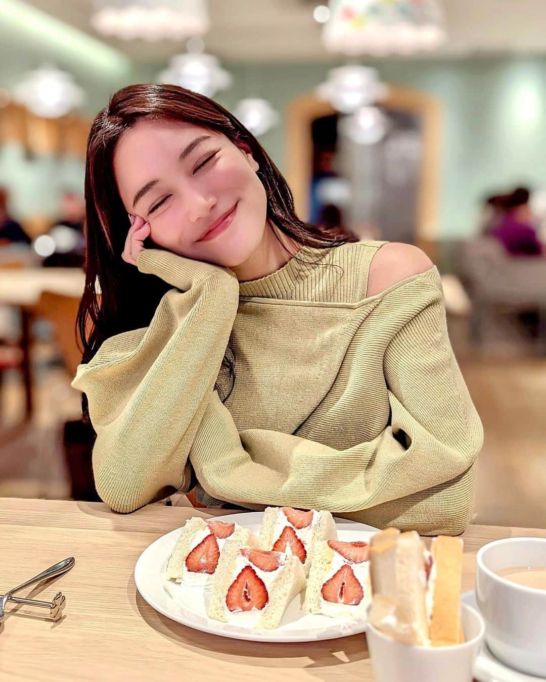 石井里奈さんのインスタグラム写真 - (石井里奈Instagram)「こんにちは♥️ . 今日は私が大好きなランチスポット✨銀座一丁目にある @centre_the_bakery へ💕 . サンドイッチなら私はここのが1番好き！❤とくにこのフィレカツサンドはお肉低温調理した？ってくらい柔らかくてジューシーで必ず頼みます🐷🎶 . ただ、今回は期間限定のあまおうサンドが大本命🍓❤ 本当に苺が甘くて最高に美味しくて、クリームがふわふわで、パンがもちもち！美味しすぎて笑顔が弾けるとはこのこと🙋‍♀️✨笑 . また期間内に食べにいきたいです💕 今日も素敵な一日を❤️ . #りなまるグルメ #グルメ #グルメ女子 #フルーツサンド #いちご #いちごスイーツ #苺サンド #サンドイッチ #食パン専門店 #銀座ランチ #セントルザベーカリー #centrethebakery #カツサンド #sandwich #strawberry #strawberrysandwich #苺 #苺スイーツ #happy #smile #笑顔 #グルメスタグラム #ginza #女子会 #東京ランチ #東京グルメ #visittokyo #tokyo #japanesegirl #tokyocafe」1月15日 12時27分 - ri7tin1025