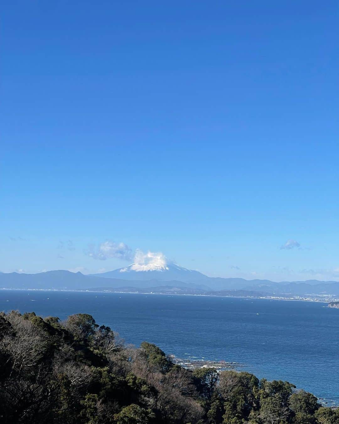 三上和歌香のインスタグラム：「生クリームのせ富士山🧁 ・ 標高148mの三ヶ岡山からの眺めです⛰ （さんがおかやま） ・ 約30分のミニ登山🐾 ・ ・ ・ #大峰山　#三ヶ岡山　#葉山　#葉山愛 ・ ・ ・ 小学生なら自分の足で登頂できそう！ ・ 綺麗なあずまやもあり、お弁当を広げる登山客も🍱 ・ ピクニックに最適な、小さな三角おにぎり山🍙 ・ 海側…「三ヶ岡山」さんがおかやま 山側…「大峰山」おおみねやま と呼び分けされるそうですが、 地元の人には「三ヶ岡山」と呼ばれ親しまれています⛰」