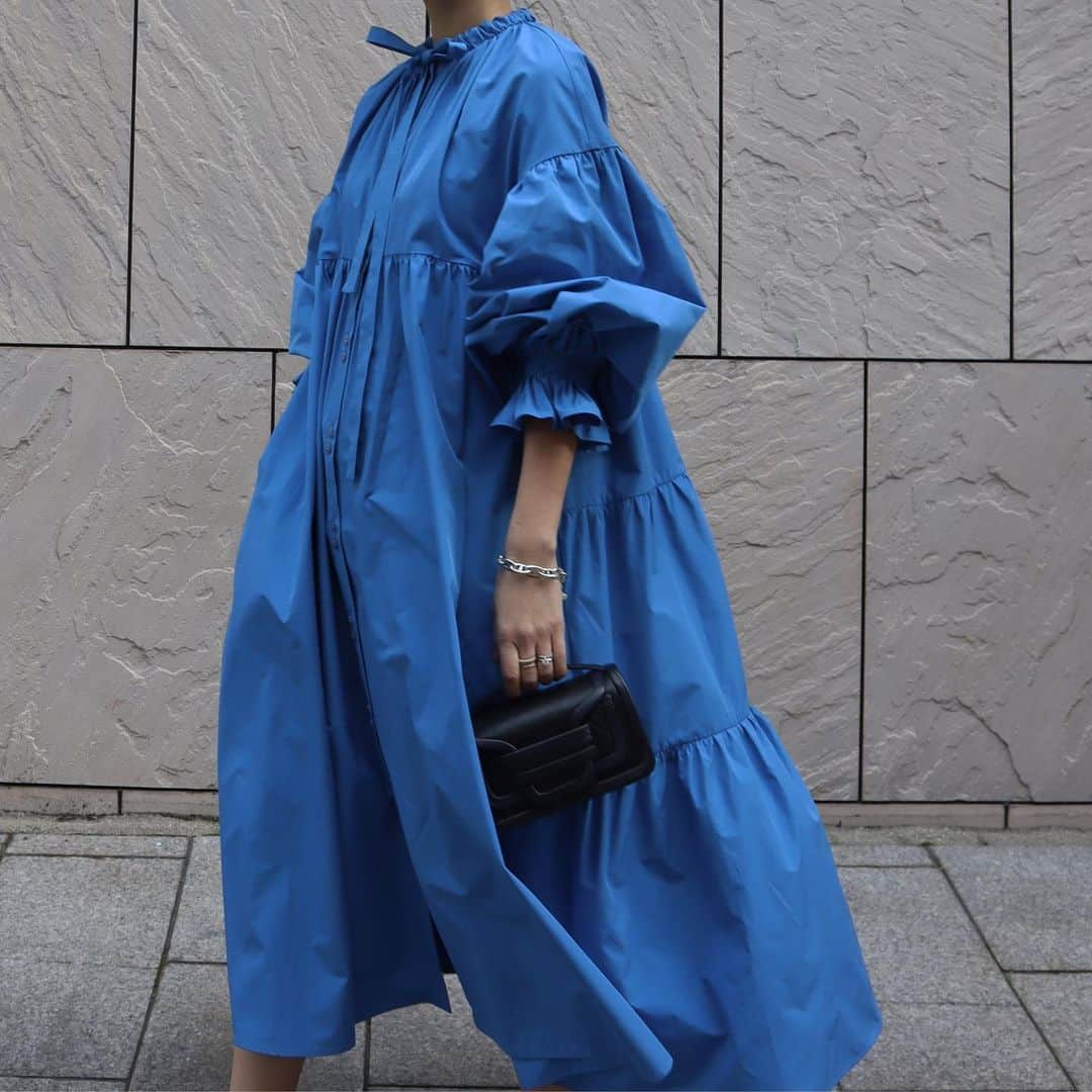 正中雅子のインスタグラム：「BLUE🫐🌎💙  今年の春は、ずーっとブルーが気になって シャツドレスにも、ブルーを差し色に☺︎  このシャツドレス、たっぷりの生地を使いギャザーも存分に使い バックスタイルはティアードシルエット！  首元にも立体的にギャザーを入れて、ボタンの配置も２個ずつ♡  色んなところに注目してほしい1枚☺︎  1/20 thu. PRE ORDER start!  #MACHATT #masaco服」