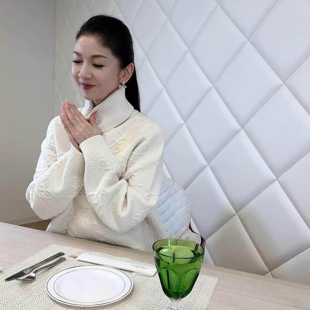 のインスタグラム：「【YouTube  Live】で使っていたメイク品です🍀 アイシャドウ →〈Dior〉 サンク クルール クチュール　769 (新宿ISETANで並んで買いました)  チーク →〈Dior〉 ルージュ ブラッシュ 352 (柔らかそうな肌に見える色)  パウダー →〈FTC〉 マイクロスムースパウダー (Liveでご質問頂いていたマスク対策)  リップ →〈Dior〉 ルージュ ディオール ニュールックエディション312 (カジュアルなキャラメルローズ色)  ピアス →mika jewelley (お友達からお勧めのブランド) #mikajewellery   #腸活 #お正月太り予防 #罪悪感リセット #リセットファイバー #タンパク質とろう #diormakeup  #ftcbeauty #YouTube Live #君島十和子チャンネル」
