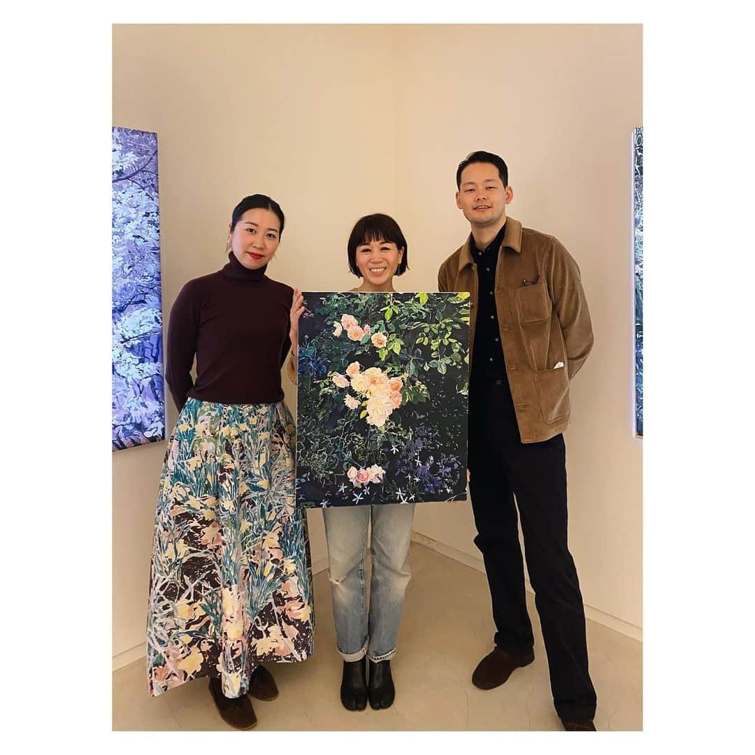 早坂香須子さんのインスタグラム写真 - (早坂香須子Instagram)「EXHIBITION SCÈNE 13 Yuichiro Moriyama “ Illuminate ” 守山友一朗 展 「Illuminate」  丸山敬太さんのご自宅やポップアップで拝見していた守山さんの展示会へ。 @moriyamayuichiro   そこに居て、その先の景色を見ている様な気持ちになる、作品たち。  素晴らしい空間と照明に浮かび上がる筆のタッチや煌めきを、ぜひギャラリーに足を運んで見て欲しいな。  実は昨年の2月に奥様の佐藤翠さんの作品を自分への誕生日プレゼントとしてお迎えしていて、今年は守山さんの翠さんの絵と対になりそうな、薔薇とジャスミンが匂い立つ作品を自分に贈ることに決めました。  思いがけず、守山さんと翠さん に再会出来て嬉しかった❤︎  翠さんのスカートは守山さんの作品をプリントした　@keitamaruyama_official のもので私もお揃いで持っていますが、ARTを纏えるって本当に素敵なこと✨  敬太さん、今年もお願いしまーす！ @keitamaruyama   2022.1.141(Friday)-2.10(Thursday) OPEN：12:00 – 7:00p.m. ※By invitation only Closed：Sunday,Monday,National holidays Public day：Thursday（時間内予約無しで入れます） ※毎週木曜日のPublic Day以外は招待制につきINVITATIONをお持ちの方のみ受付。 詳しくは @scene.tokyo   #守山友一朗  #ART #佐藤翠」1月15日 13時23分 - kazukovalentine