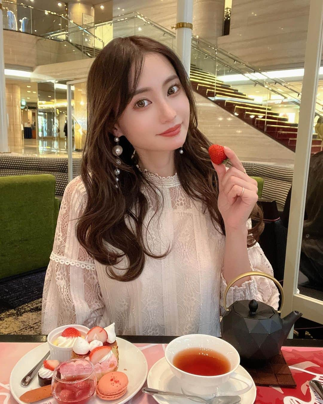 高崎モモコ さんのインスタグラム写真 - (高崎モモコ Instagram)「🍑 . . Hotel New Otani 🍓Super Strawberry Buffet🍓 . . ホテルでイチゴ狩り☕️♡ 今話題の #ホテルニューオータニ での #イチゴビュッフェ に行ってきたよ☺️ . スーパーあまおうショートケーキや いちごマカロン、まるごとブランドいちごなど 苺好きにはたまらないスイーツがたくさん♡ . 私はナポレオンパイが1番おいしかったです🤔❤️ . ご飯系や有名なニューオータニのパンケーキも食べられるからめちゃお得☺️☺️ . ご飯系ならヘルシーベジタブル豆乳カレーが最高に美味しかった🤣🔥 . あとは1杯700円の白桃烏龍ティー🍑も めちゃくちゃ美味しかった〜😻 . 家族連れなカップル、お友達で是非ぜひ🍓❤️ . . . せやねん。に出てるの見てくれた人もいるかな😂🔥 . #ビジョメシ#カフェ巡り #ホテルビュッフェ#カフェ部#大阪カフェ#hotelnewotani #outfitoftheday#今日のコーデ #カフェ好きな人と繋がりたい  #コーデ記録#コーデ紹介#コーデまとめ#ストロベリービュッフェ  #데일리룩코디#패션스타그램#韓国コーデ #코디스타그램#大阪カフェ #ホテルニューオータニ#いいね返し  #フリーモデル#strawberrybuffet #アパレルモデル#イチゴビュッフェ #ストロベリービュッフェ #冬コーデ #mayree#ニューオータニ#少しでもいいなと思ったらいいね  #フリーモデル#フォローバック #推してください #大阪サロモ」1月15日 13時28分 - momoko_takasaki