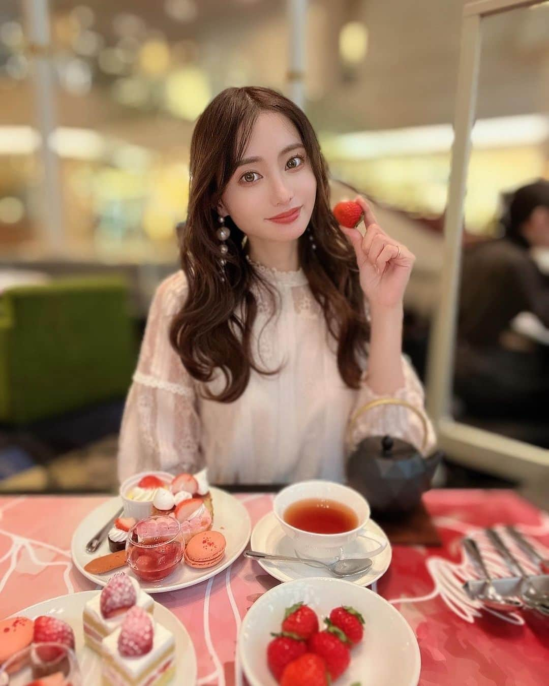 高崎モモコ さんのインスタグラム写真 - (高崎モモコ Instagram)「🍑 . . Hotel New Otani 🍓Super Strawberry Buffet🍓 . . ホテルでイチゴ狩り☕️♡ 今話題の #ホテルニューオータニ での #イチゴビュッフェ に行ってきたよ☺️ . スーパーあまおうショートケーキや いちごマカロン、まるごとブランドいちごなど 苺好きにはたまらないスイーツがたくさん♡ . 私はナポレオンパイが1番おいしかったです🤔❤️ . ご飯系や有名なニューオータニのパンケーキも食べられるからめちゃお得☺️☺️ . ご飯系ならヘルシーベジタブル豆乳カレーが最高に美味しかった🤣🔥 . あとは1杯700円の白桃烏龍ティー🍑も めちゃくちゃ美味しかった〜😻 . 家族連れなカップル、お友達で是非ぜひ🍓❤️ . . . せやねん。に出てるの見てくれた人もいるかな😂🔥 . #ビジョメシ#カフェ巡り #ホテルビュッフェ#カフェ部#大阪カフェ#hotelnewotani #outfitoftheday#今日のコーデ #カフェ好きな人と繋がりたい  #コーデ記録#コーデ紹介#コーデまとめ#ストロベリービュッフェ  #데일리룩코디#패션스타그램#韓国コーデ #코디스타그램#大阪カフェ #ホテルニューオータニ#いいね返し  #フリーモデル#strawberrybuffet #アパレルモデル#イチゴビュッフェ #ストロベリービュッフェ #冬コーデ #mayree#ニューオータニ#少しでもいいなと思ったらいいね  #フリーモデル#フォローバック #推してください #大阪サロモ」1月15日 13時28分 - momoko_takasaki