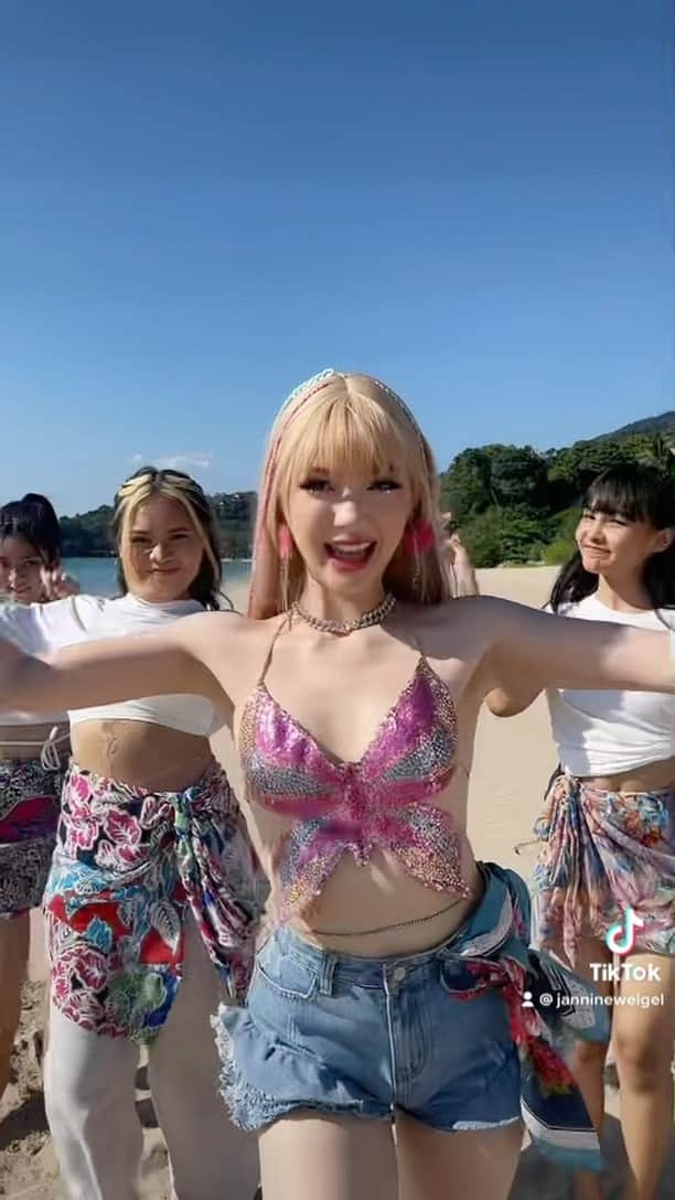 のインスタグラム：「ซู่ซู่ว~🌊 มาเต้น #LOCATIONDANCECHALLENGE กับพลอยชมพูกันหน่อยเร้ววว🗺📍💗 #พลอยชมพู  I wanna see you guys do the #LOCATIONDANCECHALLENGE ! Make sure to tag me on TikTok as well😉💗」