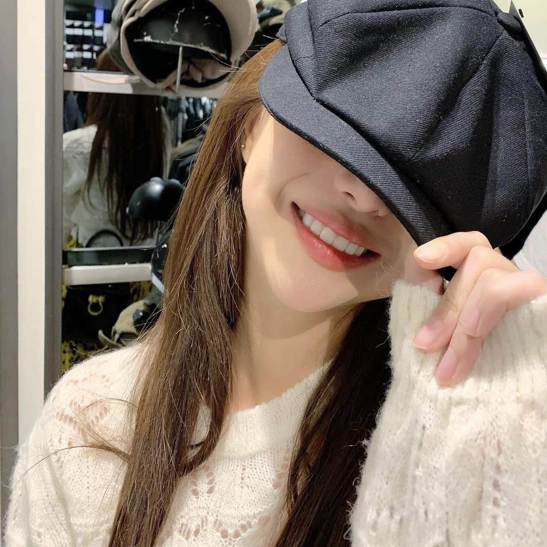 ユン・アラのインスタグラム：「힘들 때 웃는자가 1류다 .. 토..요.. 팅…. 💗」