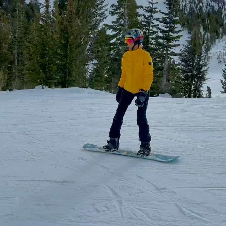 ルピン・ワンのインスタグラム：「It’s been long time no snowboarding, need more practice..❄️🏂」