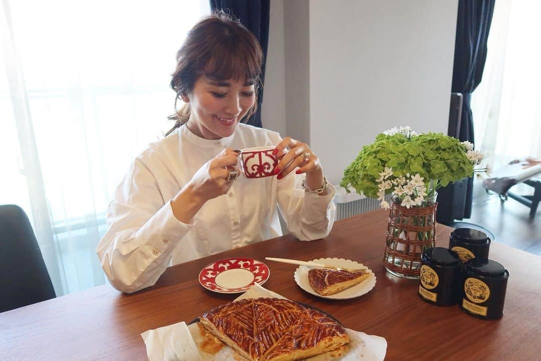 のインスタグラム：「愛飲し出してもう何年目かな。浮腫みを感じたときはデルールに頼る！翌日本当に体が違うからやめられない♡コップ1杯で十分。今日もケーキ(ガレットデロワ♡)に、マリアージュのお紅茶は我慢してデルール。デトックス効果もあるのでダイエットにお勧め＼(^o^)／千春先生 @chiharudoiプロデュースなのも信頼出来る♡ #デルール」