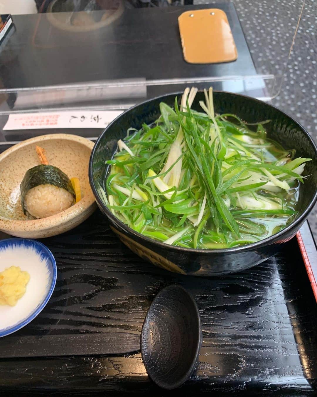 のインスタグラム：「食べたお蕎麦です 健康診断の結果が悪すぎてびびってお酒控えて健康的なものしか食べてないです てんむすは我慢できませんでした #さっきのノリで始めたら結構マジな人きたのでやめます #九条ネギ蕎麦 #これ食べたら1日ネギくさい #でもそがいい」