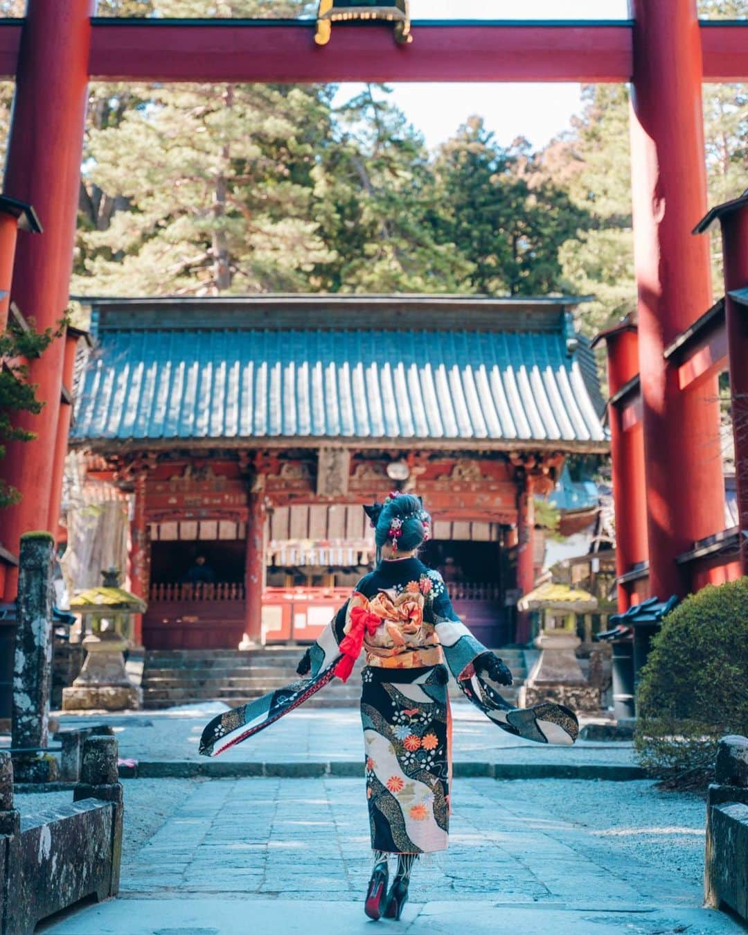Elyさんのインスタグラム写真 - (ElyInstagram)「With the clear and melodious string of bells, I bumped into the black cat on the way to visit the shrine.!!(*ΦωΦ*)  Following her light and graceful footsteps, what wishes would you like to make to the god for new year?  This story telling photo sets will be included in this month’s Set C! ＊ クロネコと振袖 今月のCセット写真です✨ ＊ 隨著一陣陣清脆的鈴鐺響聲 在神社參道中巧遇了也來參拜的黑色貓貓!!(*ΦωΦ*) 追隨著她輕盈的腳步向前，你想向神明許什麼新年新願望呢?  充滿故事感的照片將會收錄在本月C組寫真!  photo: @kumo_linouo  hair & dress: @miyako_reiko  #ely #elycosplay #cosplay #kimono #kemomimi #furisode #originalcharacter #fujimountain #振り袖 #着物」1月15日 14時50分 - eeelyeee