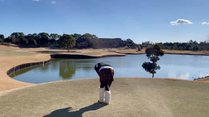 相川友希のインスタグラム：「そー言えば2022初ラウンドは 100切れず⛳️ 声の出演💋 @yukina0802  ゆっきーな💙可愛い声援付😍 今年もいっぱい一緒に行けますように🚘⛳️ #池プレッシャー　#ゴルフ　#golf #スポーツ王　#いつかの池　#置いてけぼりのゴルフ場　#思い出　#🤣」