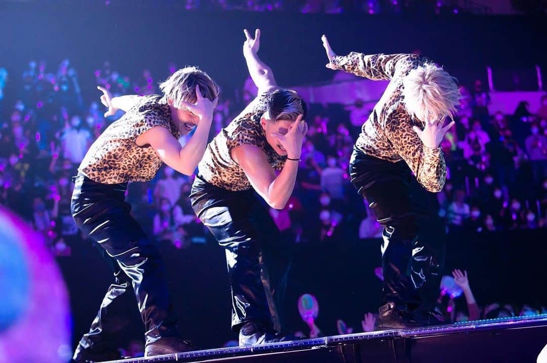 荒木駿平のインスタグラム：「✋🤦　🐆  #楽しいこと好きな人と繋がりたい  #魔貫光殺砲打てるよって人と繋がりたい  #3人共若干違うって気付いた人と繋がりたい #かずまさんの笑顔可愛いって人と繋がりたい  #次の神戸楽しみって人と繋がりたい  #ayumihamasaki  #countdownlive  #23rdMonster #20212022」