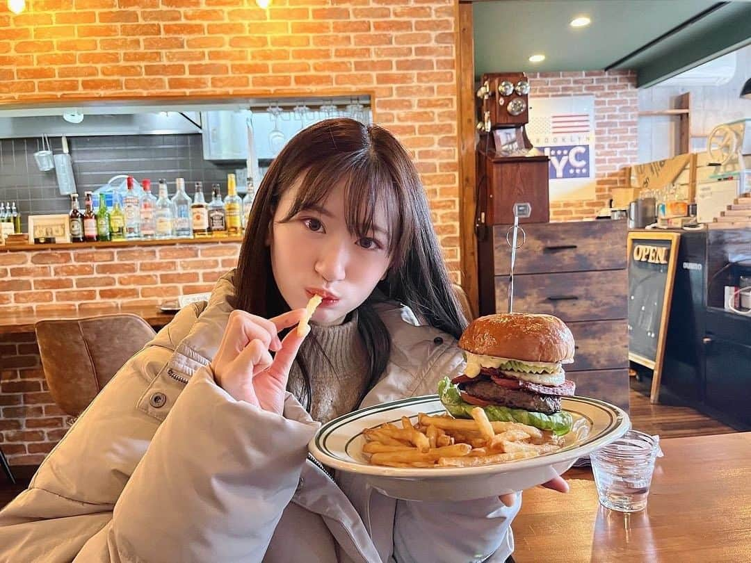 上西怜さんのインスタグラム写真 - (上西怜Instagram)「⠀ 顔と同じくらいのハンバーガー🍔💗 ⠀ 美味しかった〜😋 ⠀ ⠀ ⠀ ⠀ #れーチャンしふく #ootd #outfit #dailylook  #滋賀県 #滋賀 #ハンバーガー #DUMBO  #黒髪 #ダウンジャケット #gyda」1月15日 21時02分 - jonishi_rei