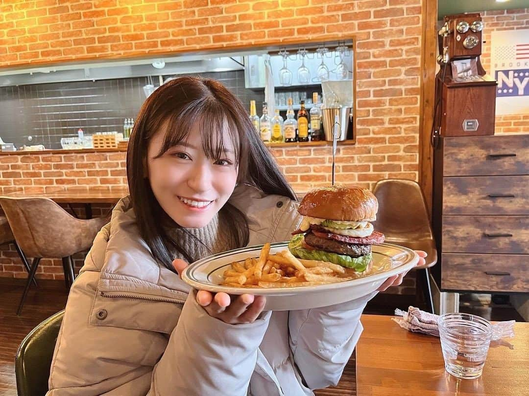 上西怜さんのインスタグラム写真 - (上西怜Instagram)「⠀ 顔と同じくらいのハンバーガー🍔💗 ⠀ 美味しかった〜😋 ⠀ ⠀ ⠀ ⠀ #れーチャンしふく #ootd #outfit #dailylook  #滋賀県 #滋賀 #ハンバーガー #DUMBO  #黒髪 #ダウンジャケット #gyda」1月15日 21時02分 - jonishi_rei