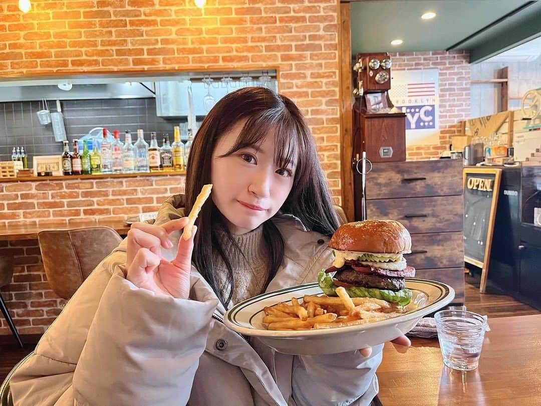 上西怜さんのインスタグラム写真 - (上西怜Instagram)「⠀ 顔と同じくらいのハンバーガー🍔💗 ⠀ 美味しかった〜😋 ⠀ ⠀ ⠀ ⠀ #れーチャンしふく #ootd #outfit #dailylook  #滋賀県 #滋賀 #ハンバーガー #DUMBO  #黒髪 #ダウンジャケット #gyda」1月15日 21時02分 - jonishi_rei