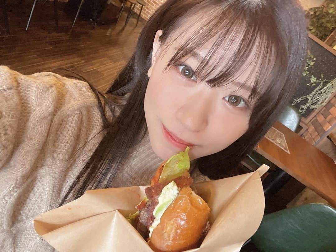 上西怜さんのインスタグラム写真 - (上西怜Instagram)「⠀ 顔と同じくらいのハンバーガー🍔💗 ⠀ 美味しかった〜😋 ⠀ ⠀ ⠀ ⠀ #れーチャンしふく #ootd #outfit #dailylook  #滋賀県 #滋賀 #ハンバーガー #DUMBO  #黒髪 #ダウンジャケット #gyda」1月15日 21時02分 - jonishi_rei