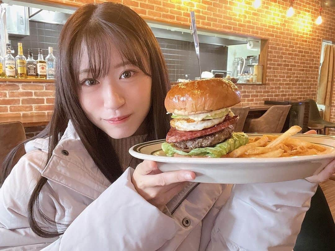 上西怜さんのインスタグラム写真 - (上西怜Instagram)「⠀ 顔と同じくらいのハンバーガー🍔💗 ⠀ 美味しかった〜😋 ⠀ ⠀ ⠀ ⠀ #れーチャンしふく #ootd #outfit #dailylook  #滋賀県 #滋賀 #ハンバーガー #DUMBO  #黒髪 #ダウンジャケット #gyda」1月15日 21時02分 - jonishi_rei