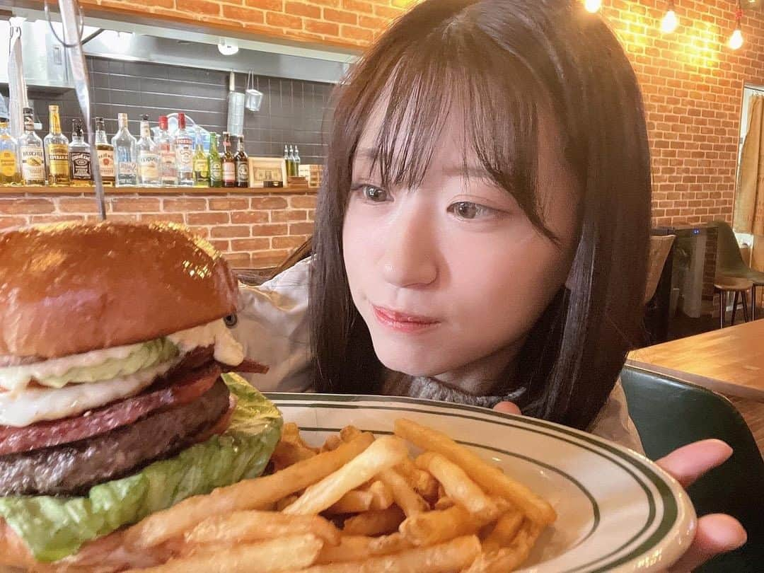 上西怜さんのインスタグラム写真 - (上西怜Instagram)「⠀ 顔と同じくらいのハンバーガー🍔💗 ⠀ 美味しかった〜😋 ⠀ ⠀ ⠀ ⠀ #れーチャンしふく #ootd #outfit #dailylook  #滋賀県 #滋賀 #ハンバーガー #DUMBO  #黒髪 #ダウンジャケット #gyda」1月15日 21時02分 - jonishi_rei