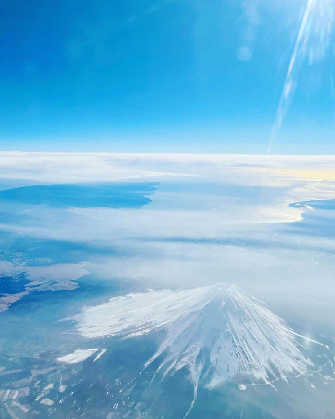 山田佳子さんのインスタグラム写真 - (山田佳子Instagram)「富士山を見下ろしてみた😆💕 いつか頂上に登ってみたいなぁ ⁡ #美しい #雪化粧 #富士山 #頂上 #素晴らしい #眺め #日本一 #mtfuji🗻  #移動」1月15日 20時54分 - yoshiko117