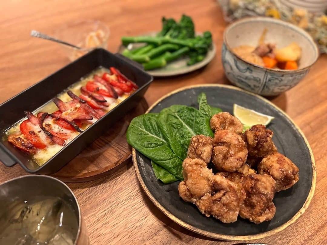 大政絢のインスタグラム：「#絢ご飯  久しぶりに唐揚げ 揚げ物ってなんでこんなに美味しいんだろう😧２度揚げ3度揚げ派。 揚げ物の日はなぜか決まってハイボール 皆さんの唐揚げルールはありますか？ トマト、モッツァレラチーズ、ウィンナーを交互に挟んでオーブンに。後は肉じゃがとスティック野菜🥦  #今日の絢ご飯#唐揚げ」