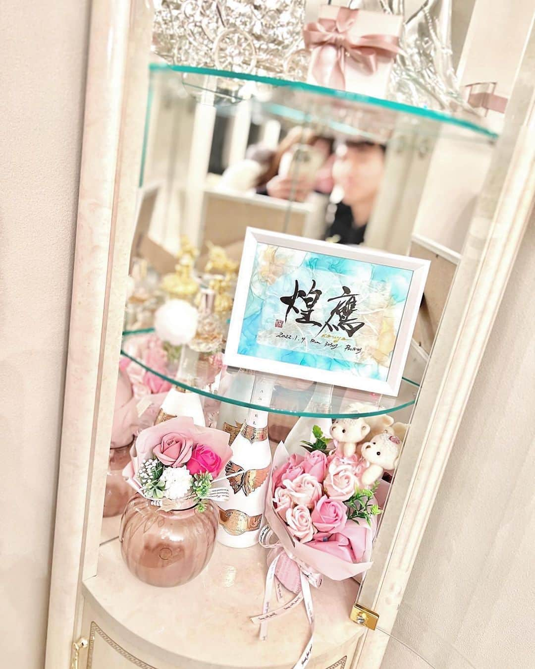 ゆーちゃんさんのインスタグラム写真 - (ゆーちゃんInstagram)「お七夜の命名。  息子の名前は『煌鷹』𝑲𝒐𝒖𝒚𝒐です🦅🔥  パパである『海鷹』𝑲𝒂𝒊𝒐 の名前の由来  海のように広い心で、鷹のように力強く、 陸も海も見境なく 多くの人と関わり、 自由に飛びまわり、人を愛し愛される人に… 本当にそのまま育ったパパ。  この由来や想いを引き継いで、 パパのように 煌めき、強くたくましく 才知を兼ね備え 魅力的な個性、活発で自由な人生を ‪.ᐟ  炎の放つ光のように 目に映る全てが輝かしい、 明るい未来が待っていますように𖤐´-  そんな想いからこの名前を考えました！ パパもすぐ気に入ってくれて 性別がわかった日に 決まりました🤗 ・ ・ ・  命名書のオーダーは #アルコールインクアート にハマり 書道家の古賀さんに依頼。素敵な作品にたどり着きました。 @karin__koga   色味や 細かい要望へ温かい対応 ありがとうございました‧✧̣̥̇‧  #newbornphotography #newbornphoto #newbornbaby #新生児 #お七夜 #命名書 #命名#jellycat#1w#ニューボーンフォト #月齢フォト #男の子ママ #ワンオペ育児ママ #育児日記 #命名書オーダー #たまひよ #たまひよ公式インスタグラマー #書道家 #書道 #名前決定  #親バカ部 #生後1ヶ月 #赤ちゃんのいる生活 #帝王切開ママ #ママアカウント #育児アカウント  #男の子ベビー #月齢フォト #baby #書道アート」1月15日 20時55分 - yurina_era999