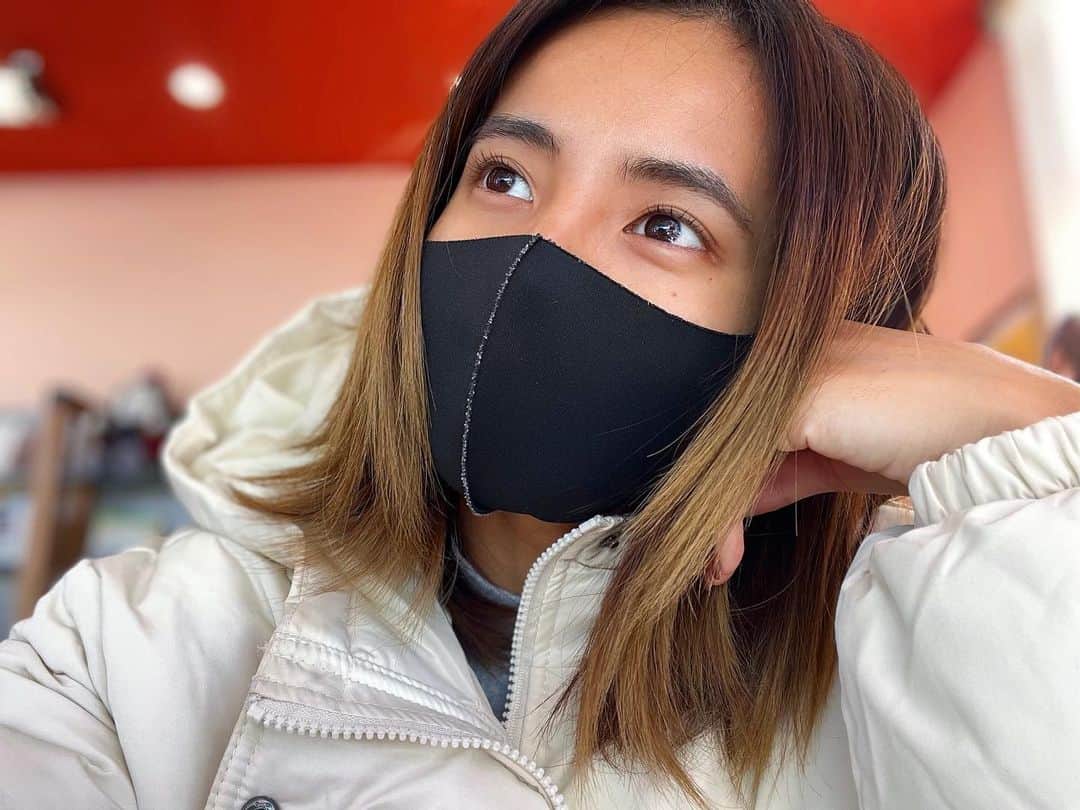 佐野千晃のインスタグラム：「⁡ なんか楽しいことないかなー ⁡ って言ってると楽しいこと舞い込んでくるはず。← ⁡ ちょこっとスノボーやりたいなー🛹 ⁡ #natural #healthy #good #gilrs #gilr #cool #cute #ooted #selfie #self #face #スポーツ女子 #スポーツ #笑顔 #ひまわり#ぼけー #とっとしてる　#洗車待ち」