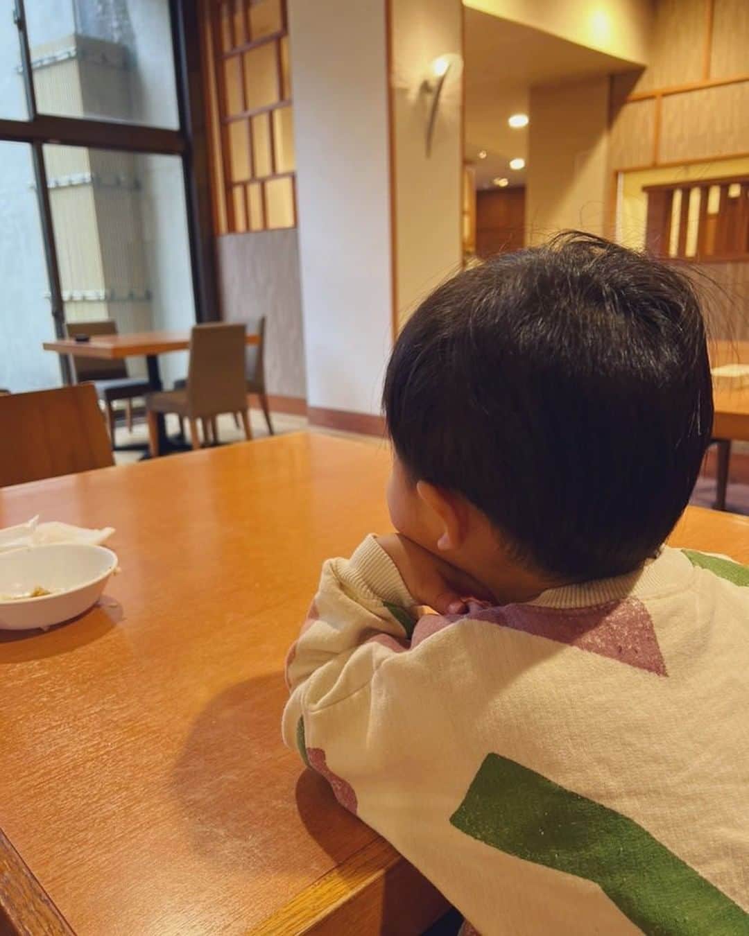 DJ MEGURUのインスタグラム：「妻が少しの間出張でいないので男2人の生活がスタート。  ストーリーではあげてますがせっかくの機会なので男ふたり旅をしてるのですが…  今朝の朝食会場で着くや否や、お腹が空いたとごねるから。まずは一生懸命息子にご飯食べさせて、やっと俺も食べられると思ったらこの態度。  腹立つわー！笑 #急に肘ついてぼーっと外を眺めてたよ  本当に世の中の子育てしている親御様に尊敬。大変よ…。何もかも。  そしていつも頑張ってくれている妻にも改めて感謝申し上げたいです。  いやーそれにしても…。  一つ一つの仕草に胸キュンで我が子は可愛い。 #最後はのろけかよ」