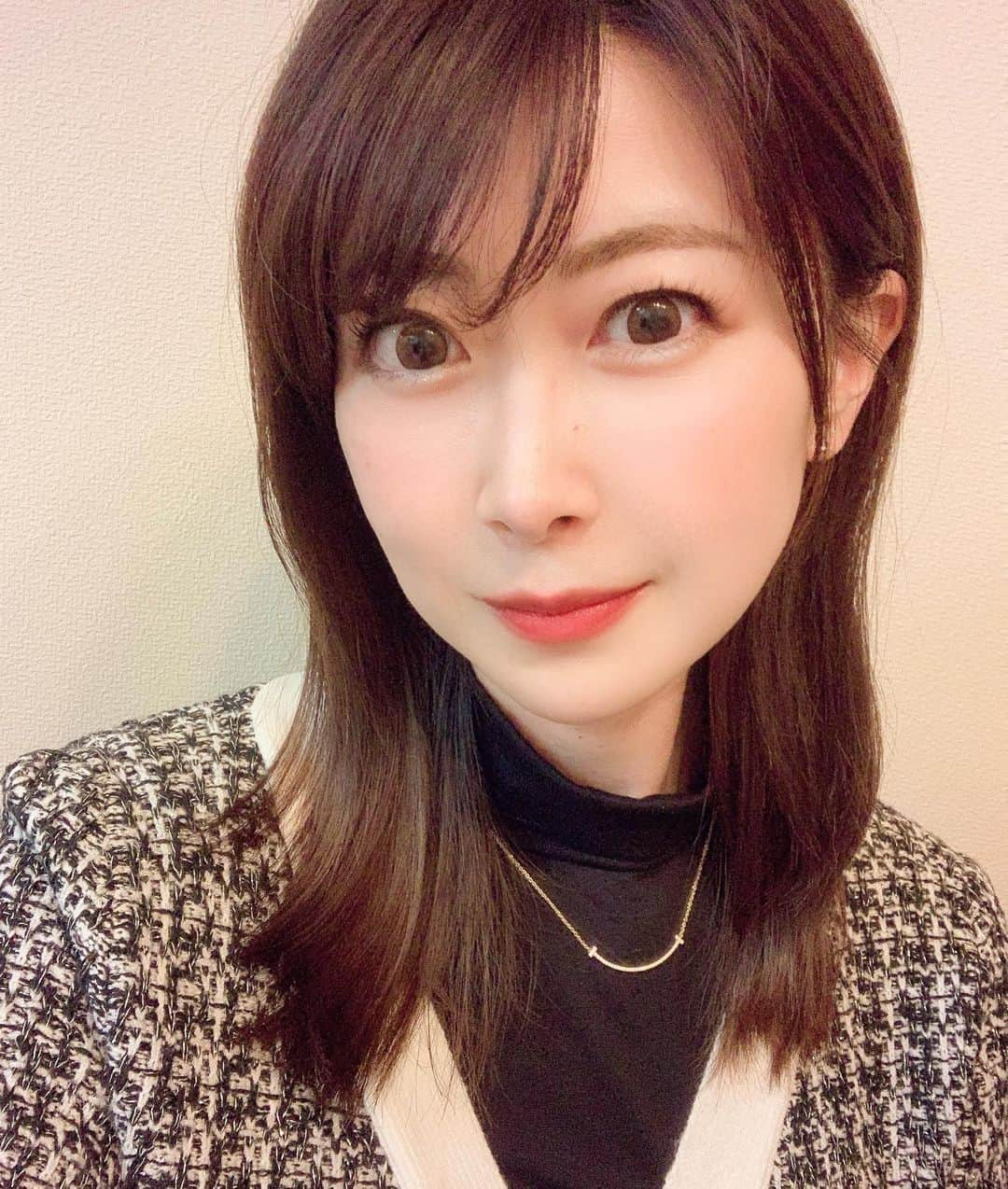 青木美香さんのインスタグラム写真 - (青木美香Instagram)「「隆鼻矯正専門店 Raplit ラプリ」へ行ってきました✨ @raplit_official  手技により鼻を高くするサロン☺️  鼻だけだと思ったら小顔矯正も同時に行っていき、顔の輪郭を整え小顔に近付けてくれました💆‍♀️  ※受けたコース 「隆鼻+輪郭矯正40分」 カウンセリング→筋肉ほぐし→小顔矯正→鼻の矯正→アフターのお茶タイム  楽しくお話ししながら、ゴリゴリと言う音に驚き笑いながらあっという間の時間でした😆 プロの人目線の綺麗な鼻の形を教えてもらい勉強にもなった👃💓  PR @raplit_official #隆鼻矯正 #鼻矯正 #鼻整体 #小顔矯正 #ラプリ #銀座小顔」1月15日 16時42分 - aokimikaa