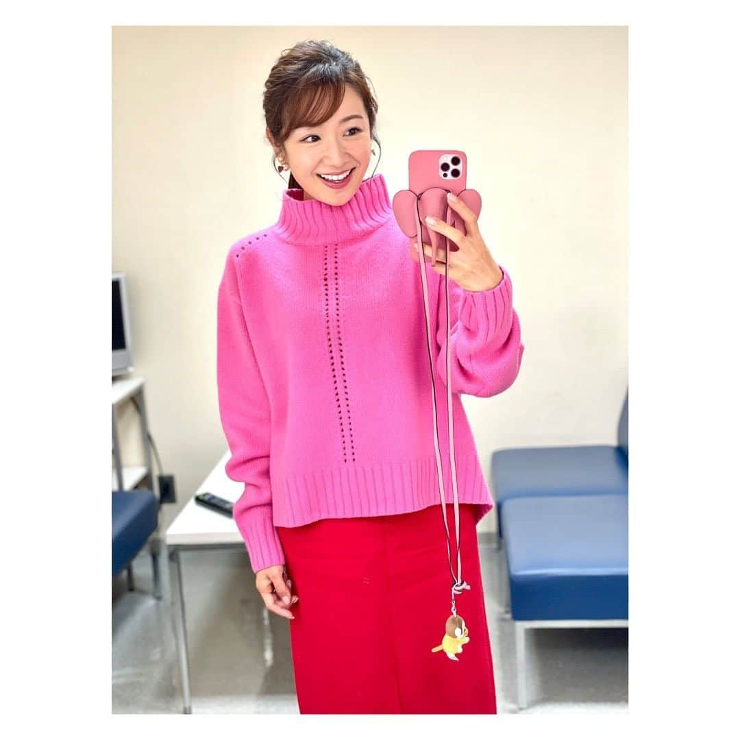 長野美郷さんのインスタグラム写真 - (長野美郷Instagram)「先週、新年一発目のプライムニュース！  「ちょっと派手かな…？ でも新年だし、いいかな？！おめでたく赤とか着ちゃおう！😆💕」 なんて悩みながら赤を選んだのですが。  よく考えると この日の#私服 →2枚目、 私、しっかり赤、 いやむしろ赤×ピンクというもっと派手な服装してました😂😂😂  衣装でおそるおそる赤を選んだ私はなんだったんだろう…😂  ひとまず#新しい年の始まり は#おめでたい ってことで😂 #今年もよろしくお願いします   #プライムニュース」1月15日 16時45分 - misato_nagano_1127