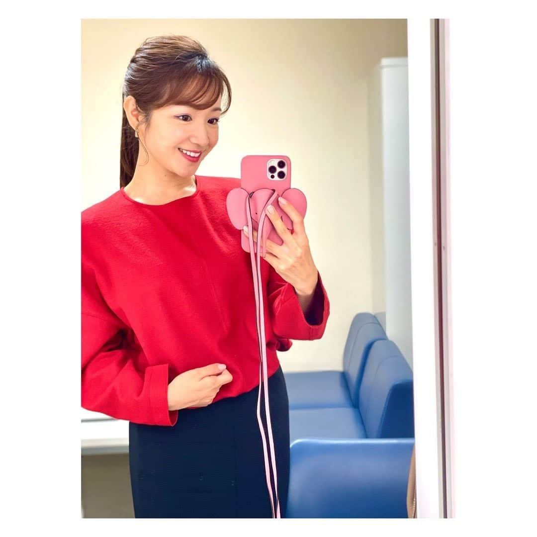 長野美郷さんのインスタグラム写真 - (長野美郷Instagram)「先週、新年一発目のプライムニュース！  「ちょっと派手かな…？ でも新年だし、いいかな？！おめでたく赤とか着ちゃおう！😆💕」 なんて悩みながら赤を選んだのですが。  よく考えると この日の#私服 →2枚目、 私、しっかり赤、 いやむしろ赤×ピンクというもっと派手な服装してました😂😂😂  衣装でおそるおそる赤を選んだ私はなんだったんだろう…😂  ひとまず#新しい年の始まり は#おめでたい ってことで😂 #今年もよろしくお願いします   #プライムニュース」1月15日 16時45分 - misato_nagano_1127