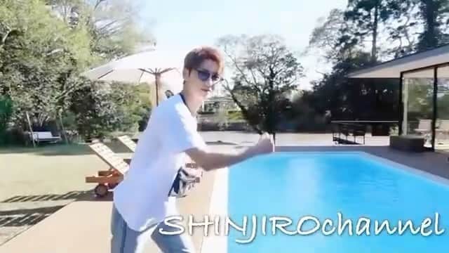 與真司郎のインスタグラム：「OPENREC SHINJIRO channel PLUS 〜team  ATAE Promise Hotel〜 更新しました‼️  「446 - DOUBLE FOUR SIX - 22/SS Collection撮影オフショットPart2」 (17:00〜公開予定)  ぜひチェックしてください👍  #446DOUBLEFOURSIX #DOUBLEFOURSIX #SHINJIROATAE #與真司郎 #カトシバメセン #撮影の裏側 #プールサイドではしゃぐしんさん」