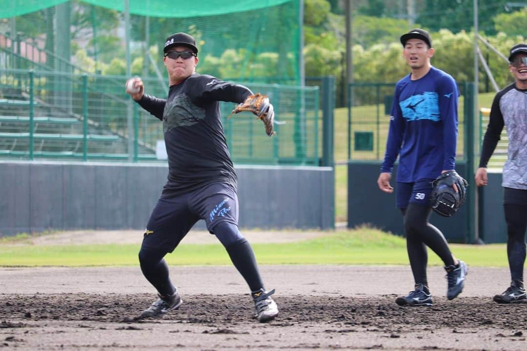 阪神タイガースさんのインスタグラム写真 - (阪神タイガースInstagram)「梅野選手、岩崎投手、大山選手、小川投手、小野寺選手がDeNA山本選手との沖縄での合同自主トレを公開しました！ファンの皆様にメッセージも^ ^  #梅野隆太郎 選手　#岩崎優 選手 #大山悠輔 選手 #小川一平 選手 #小野寺暖 選手 #山本祐大 選手 #横浜denaベイスターズ  #自主トレ公開 #阪神タイガース #イチにカケル ！」1月15日 16時51分 - hanshintigers_official