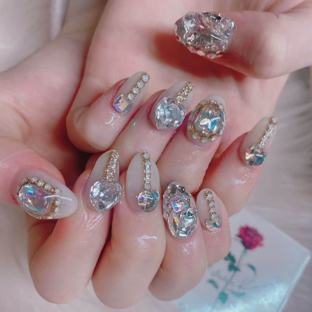 さぁやさんのインスタグラム写真 - (さぁやInstagram)「#newnail 💅🏻 ⁡ ハマってるジュエリー系💎 おまかせで可愛くしてもらった♡ 初めての乳白色🍼 ⁡ キラキラのネイルって 暗い所で見ても光って可愛いんだよ🥰 ⁡ いつもありがとうございます✨ @nailsalon.kurni_yuumi  ⁡ ⁡ こないだご飯も行ったの❤️ マカロンも頂いて😭 うちで一緒に食べた！楽しかった💕 正月明けても食べすぎ😂👍🏻笑 ⁡ ⁡ #さぁやネイル #キラキラネイル #乳白色ネイル #ホワイトネイル #ネイルデザイン #ジェルネイル」1月15日 17時21分 - saaya831