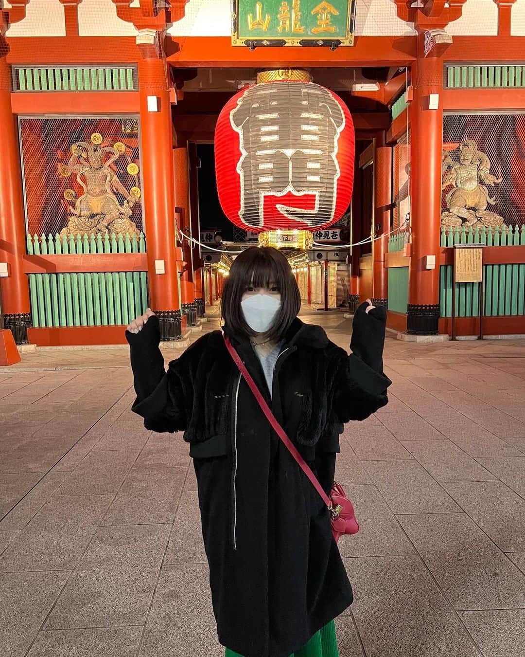 鈴華ゆう子のインスタグラム：「先日、久しぶりの浅草寺へ！人が居ない夜遅めの時間に行ってみました。 浅草の雰囲気が好きー！  #浅草  #浅草寺  #Asakusa  #temple  #鈴華ゆう子  #和楽器バンド  #yukosuzuhana  #Wagakkiband  #初詣  #雷門」