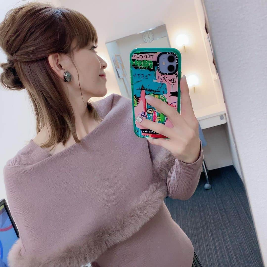 岡部玲子さんのインスタグラム写真 - (岡部玲子Instagram)「本日の衣装とヘアアレンジ✨ ケープ風の襟＆袖とファーがこの季節にピッタリ☺️ 大きめビジューのイヤリングもキラキラと存在感があってキレイでした✨  髪の毛はハーフアップにして頂いたのですが  この横を向いた時にわかるシルエットの美しさよ🥺 自分でやると、間違いなく絶壁後頭部がバレちゃいます😱😂 プロって本当に凄いなぁと毎回思う🥺✨  今日も私を作り上げてくださった皆様に感謝です🙏✨  🏇は  #帰り…つぎ足しに行きます　😂😭😱  な結果でした😭 明日頑張ります💪  私… ２場開催→３場開催で 完全に資金配分を間違えていると思う🤫  皆様も ハッピーな日曜日になりますように✨  最後は私服でーす☺️  #岡部玲子 #タレント　#レポーター　#競馬　#競馬キャスター　#グリーンチャンネル　#競馬中継　#生放送　#衣装　#ヘアアレンジ　#ヘアメイク　#アクセサリー　#tvshow #hairarrange #accessory」1月15日 17時54分 - reiko_okabe