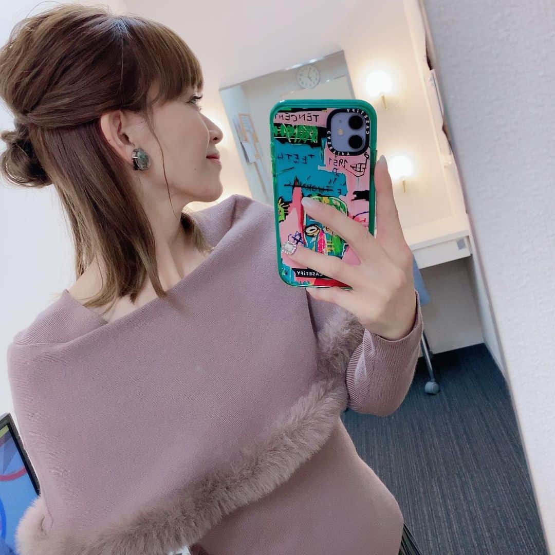 岡部玲子のインスタグラム：「本日の衣装とヘアアレンジ✨ ケープ風の襟＆袖とファーがこの季節にピッタリ☺️ 大きめビジューのイヤリングもキラキラと存在感があってキレイでした✨  髪の毛はハーフアップにして頂いたのですが  この横を向いた時にわかるシルエットの美しさよ🥺 自分でやると、間違いなく絶壁後頭部がバレちゃいます😱😂 プロって本当に凄いなぁと毎回思う🥺✨  今日も私を作り上げてくださった皆様に感謝です🙏✨  🏇は  #帰り…つぎ足しに行きます　😂😭😱  な結果でした😭 明日頑張ります💪  私… ２場開催→３場開催で 完全に資金配分を間違えていると思う🤫  皆様も ハッピーな日曜日になりますように✨  最後は私服でーす☺️  #岡部玲子 #タレント　#レポーター　#競馬　#競馬キャスター　#グリーンチャンネル　#競馬中継　#生放送　#衣装　#ヘアアレンジ　#ヘアメイク　#アクセサリー　#tvshow #hairarrange #accessory」