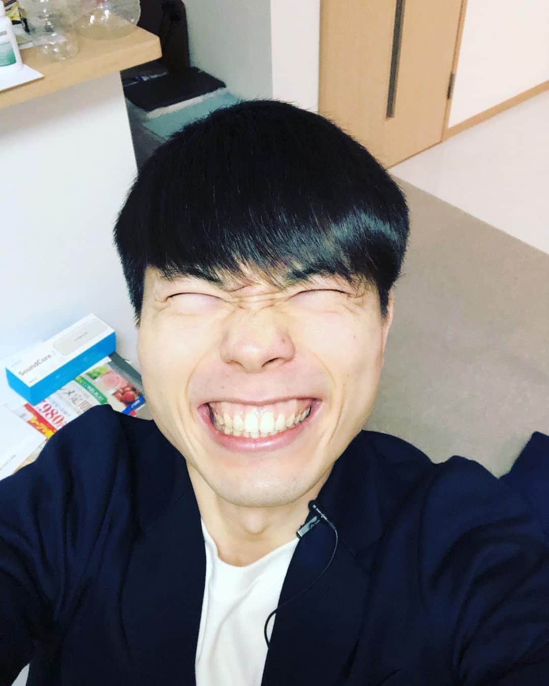 ブレイクスルー佐々木のインスタグラム：「撮影なう。 う○ち我慢してる顔だよ！💩 キモチェ〜！！！」