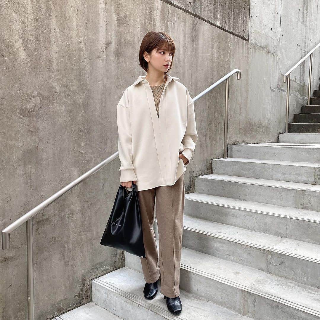 筒井愛実さんのインスタグラム写真 - (筒井愛実Instagram)「． シンプルなのにシルエットや素材感が いつも抜群に可愛い @reedit_official  ダンボール素材のトップスは襟などの欲しいところのハリは出しつつ、しなやかで柔らかい生地感で動きやすくて◎ ニットソーテーパードパンツはカラーも可愛くてシルエットも可愛いのに、これ1枚でかなり暖かいのが凄い🤍  この2点ともセールになっているので今がとっても狙い目です✊  ． #reedit #リエディ #リエディスタ#エシカルファッション #サステナブル #SDGs #トレンドコーデ #トレンドファッション #タイアップ #2022SS #fashion #ootd #コーデ #コーディネート」1月15日 18時16分 - manamin_158cm